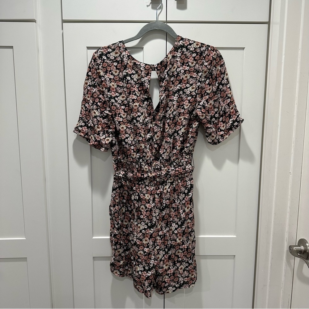 Abercrombie & Fitch Floral Tie Waist Romper Size Medium - Picture 5 of 5